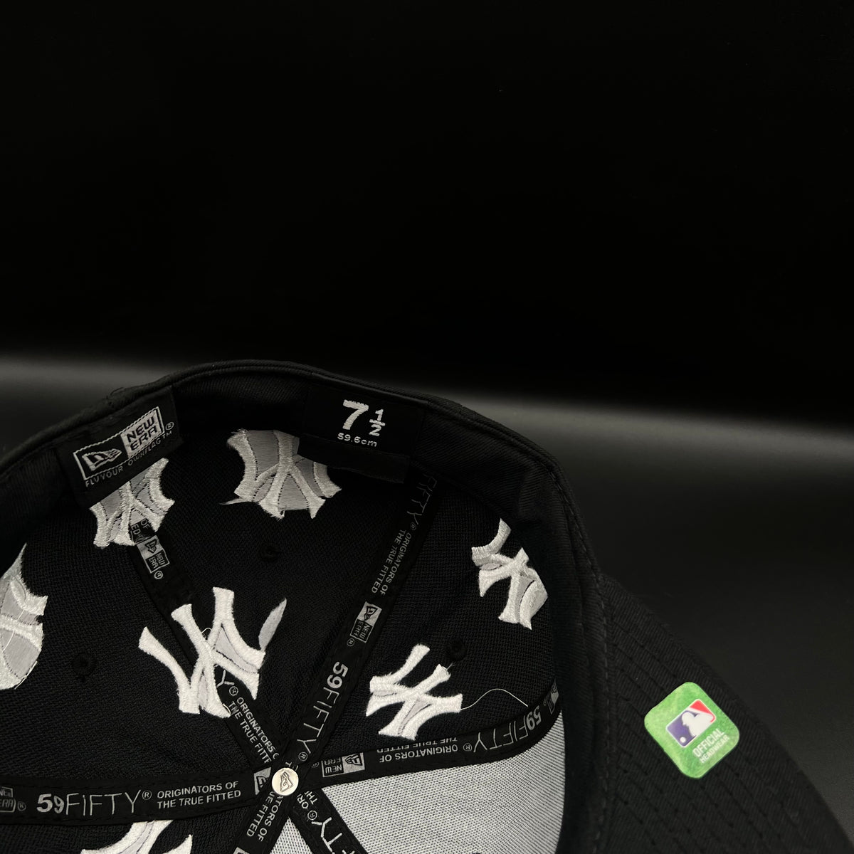 Gorra cerrada talla 7 1/2 Customizado en pedrería pieza 1 of 1