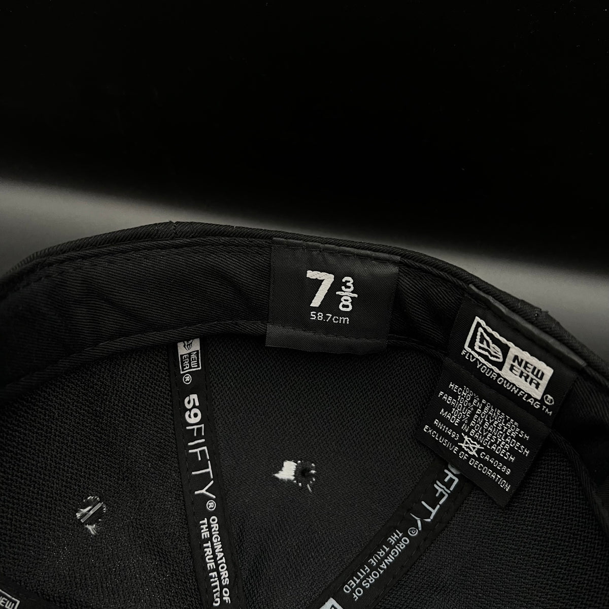 Gorra cerrada talla 7 3/8 Customizado en pedrería pieza 1 of 1