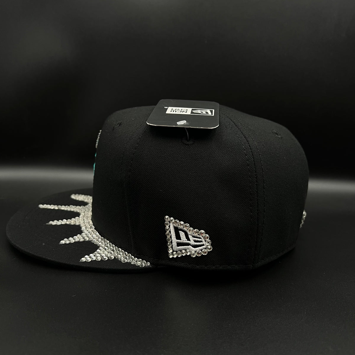 Gorra cerrada talla 7 3/8 Customizado en pedrería pieza 1 of 1