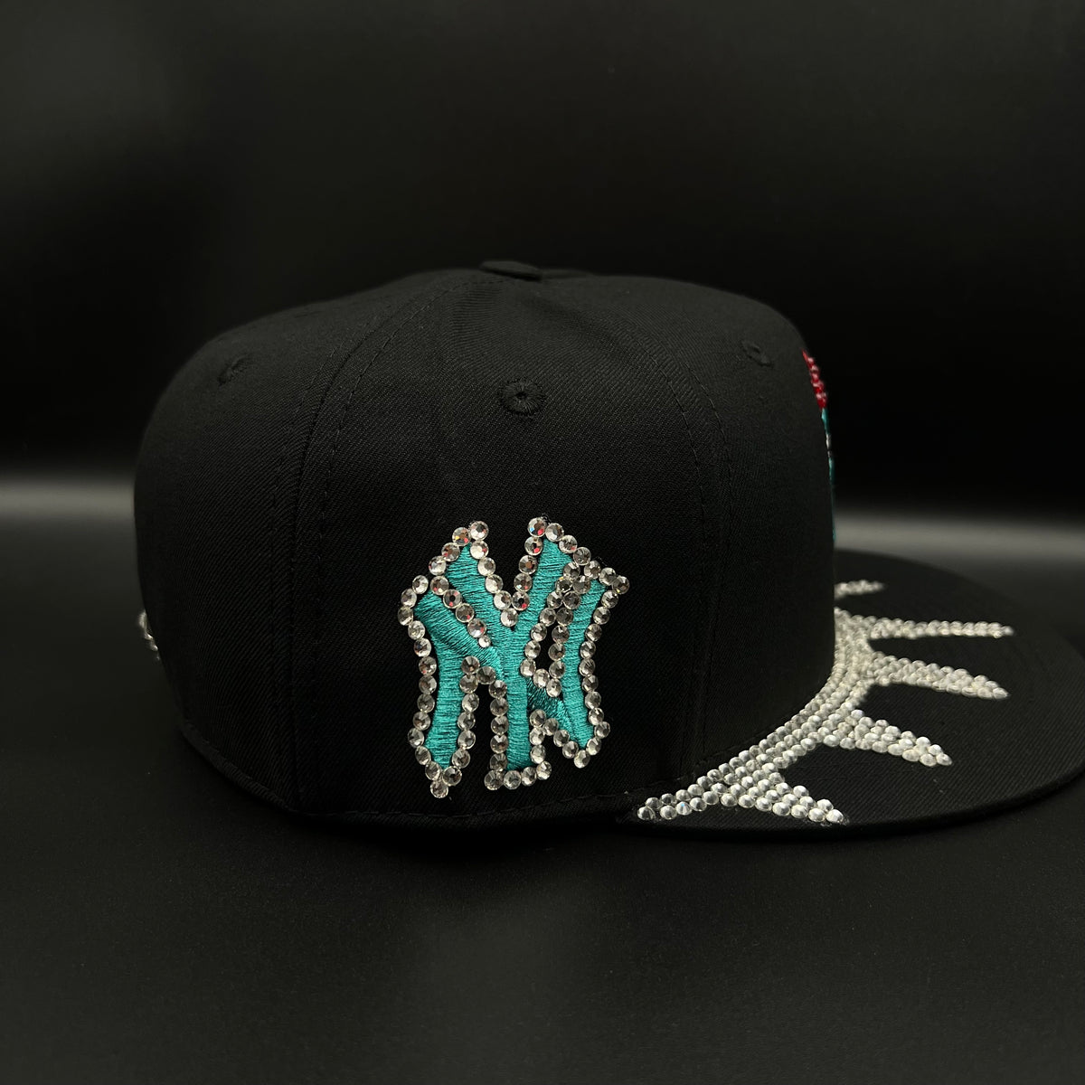 Gorra cerrada talla 7 3/8 Customizado en pedrería pieza 1 of 1