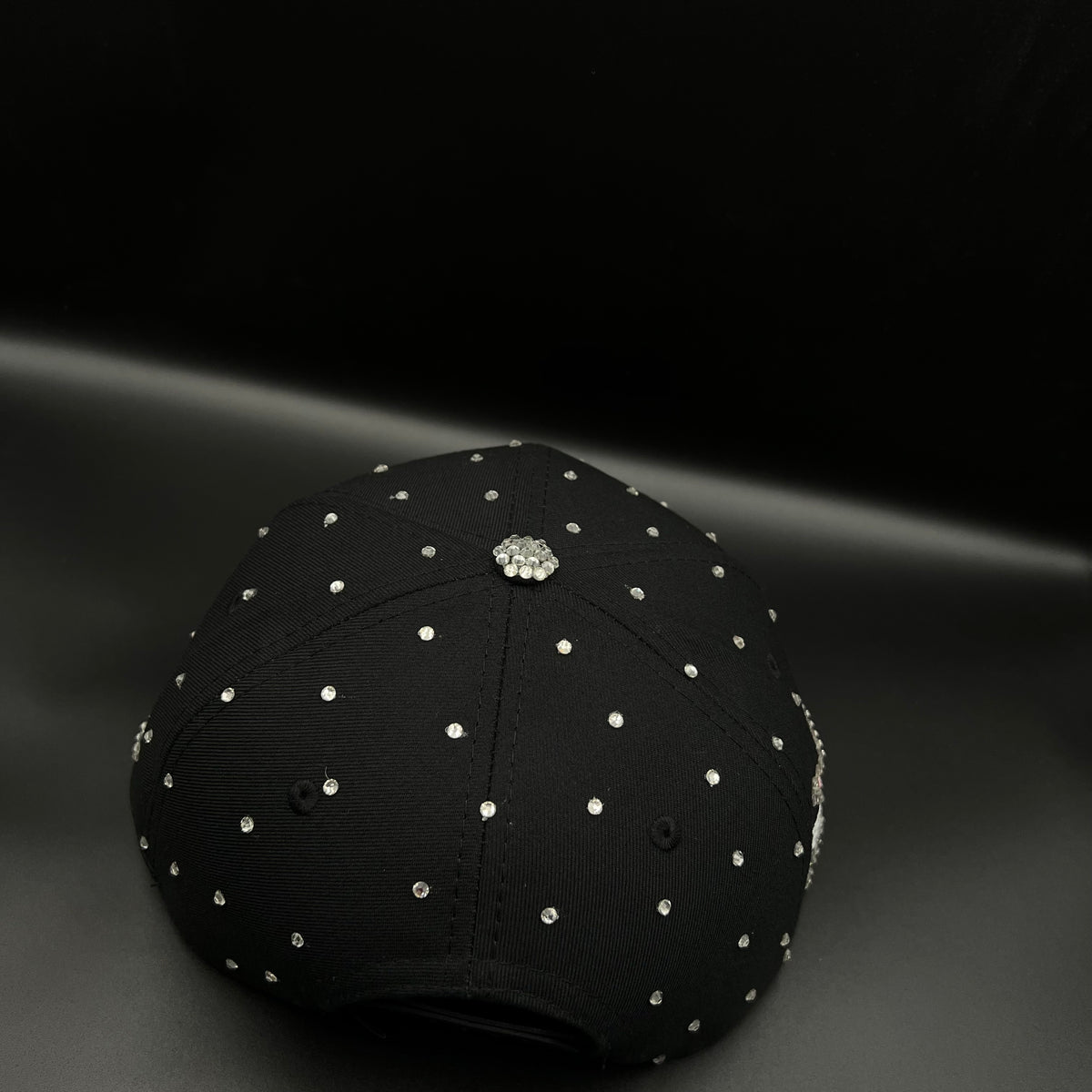Gorra ajustable (Broche) Customizado en pedrería pieza 1 of 1