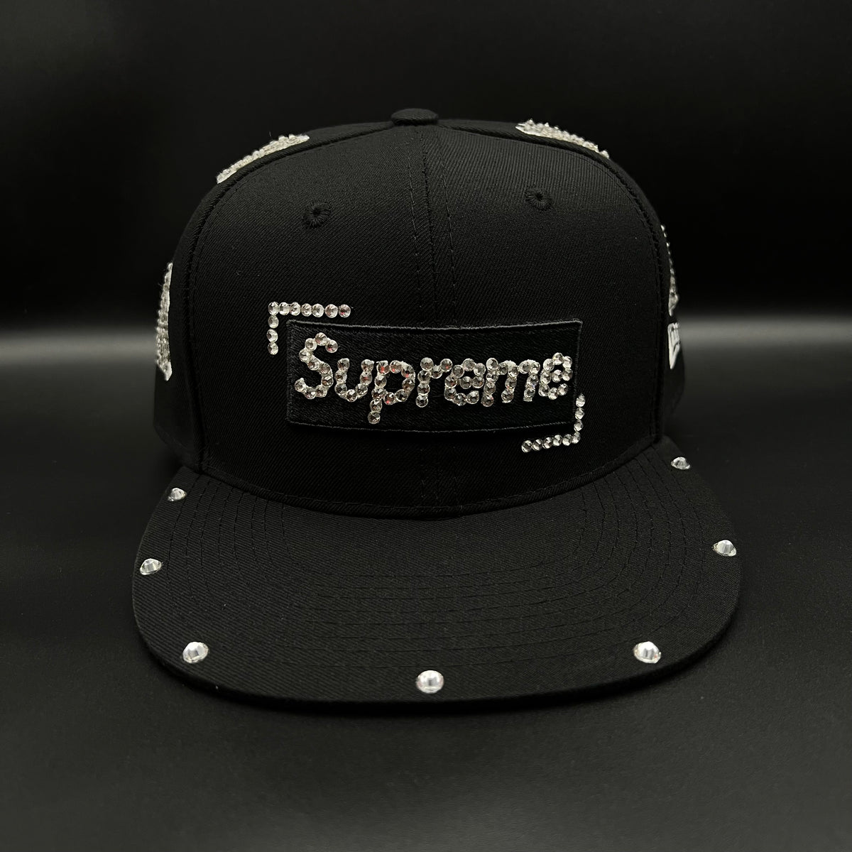 Gorra cerrada talla 7 1/2 Customizado en pedrería pieza 1 of 1