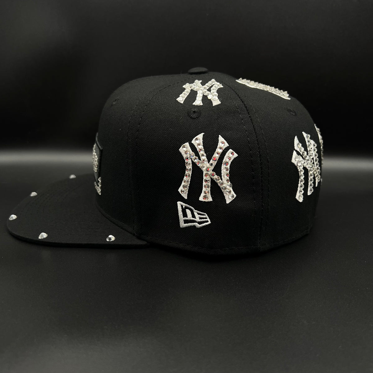 Gorra cerrada talla 7 1/2 Customizado en pedrería pieza 1 of 1