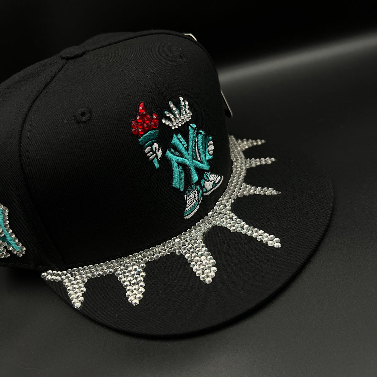 Gorra cerrada talla 7 3/8 Customizado en pedrería pieza 1 of 1