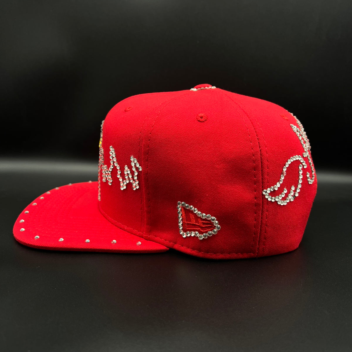 Gorra ajustable (Broche) Customizado en pedrería pieza 1 of 1
