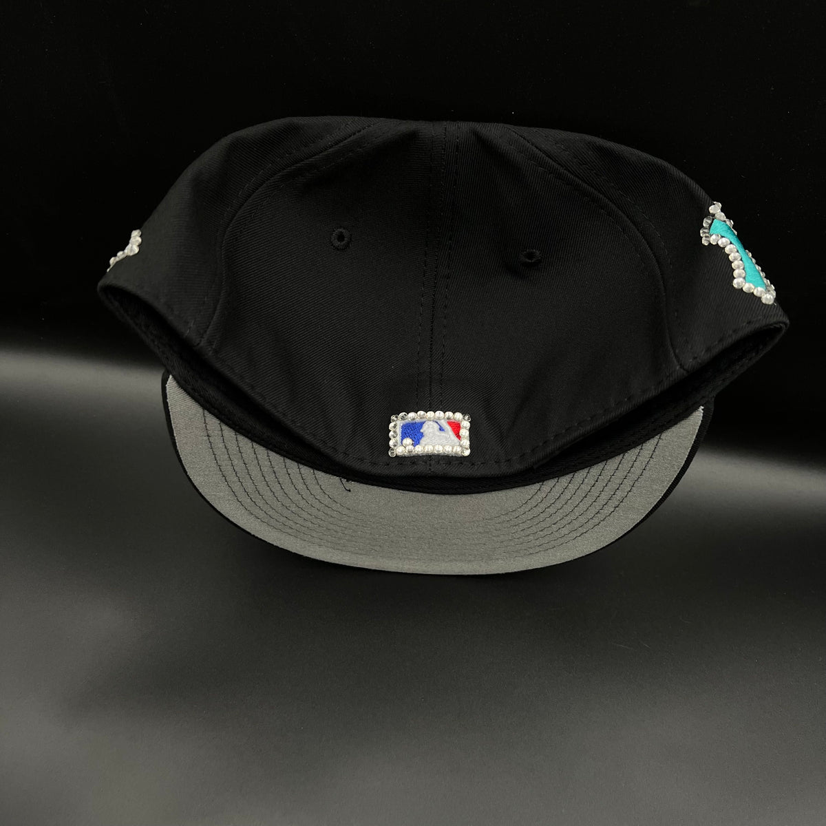 Gorra cerrada talla 7 3/8 Customizado en pedrería pieza 1 of 1