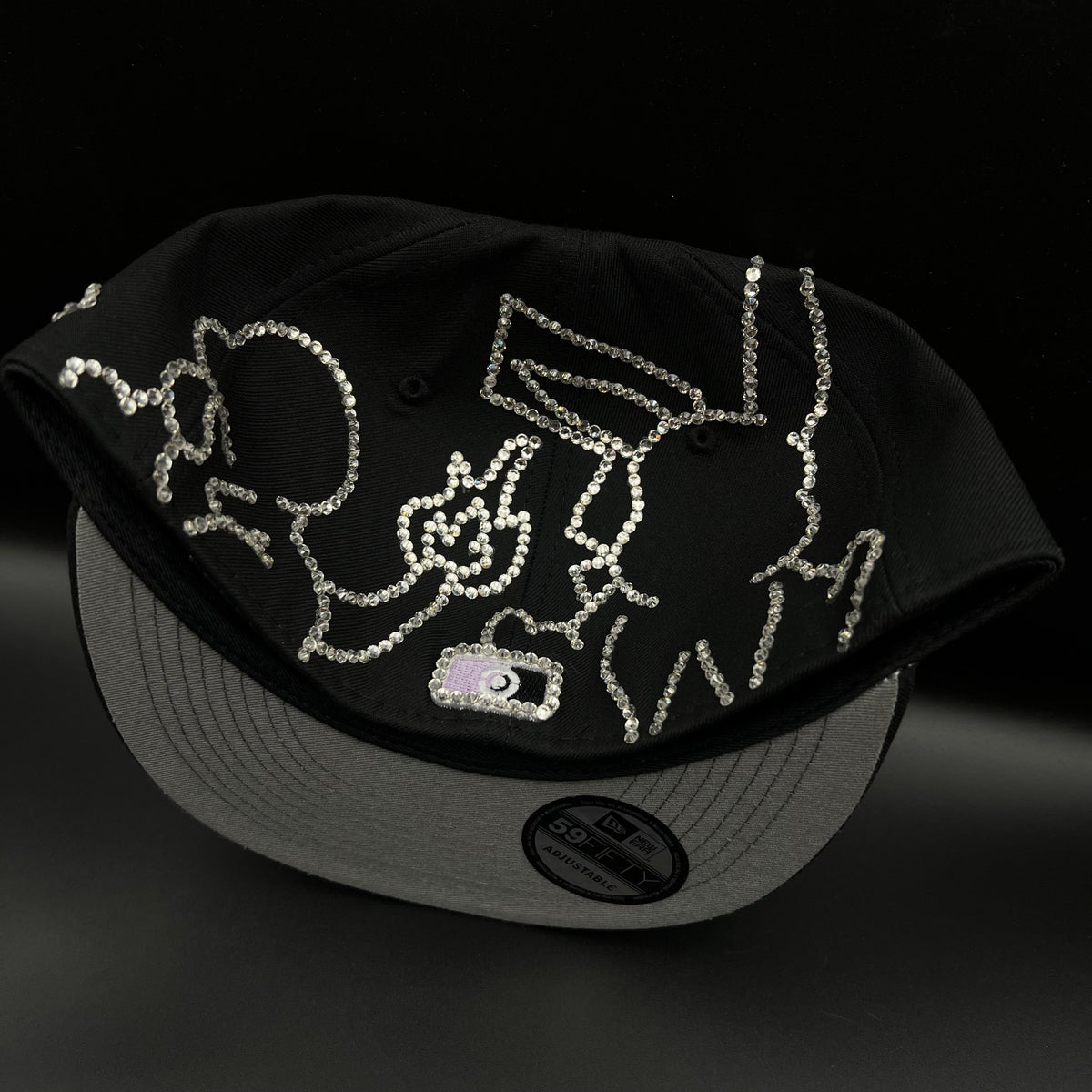 Gorra cerrada talla 7 3/8 Customizado en pedrería pieza 1 of 1