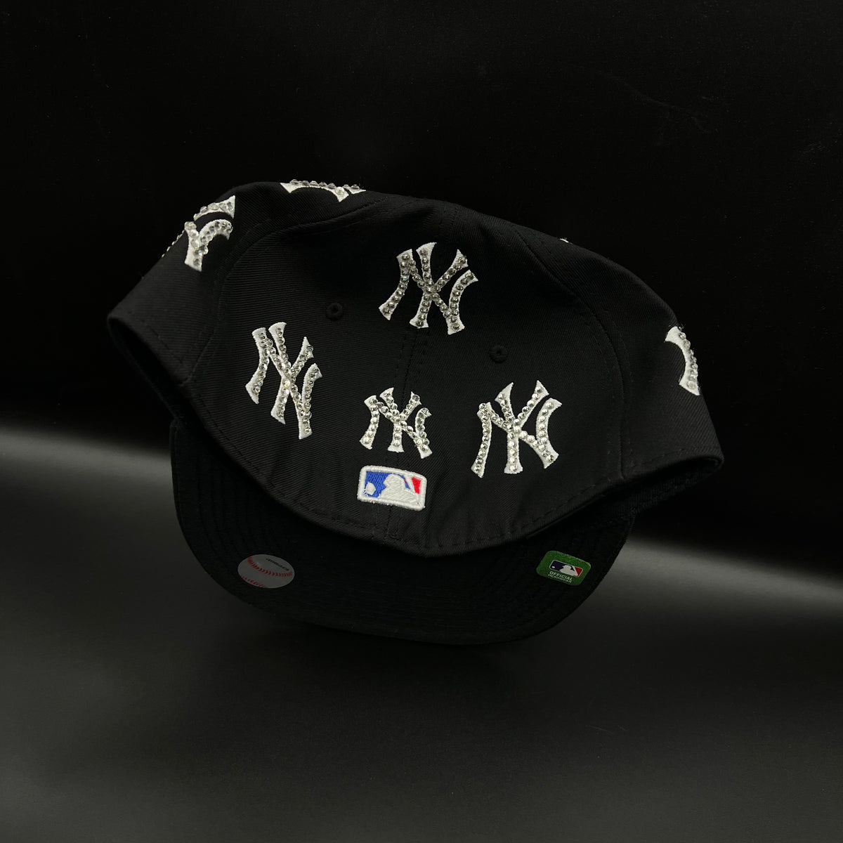 Gorra cerrada talla 7 1/2 Customizado en pedrería pieza 1 of 1