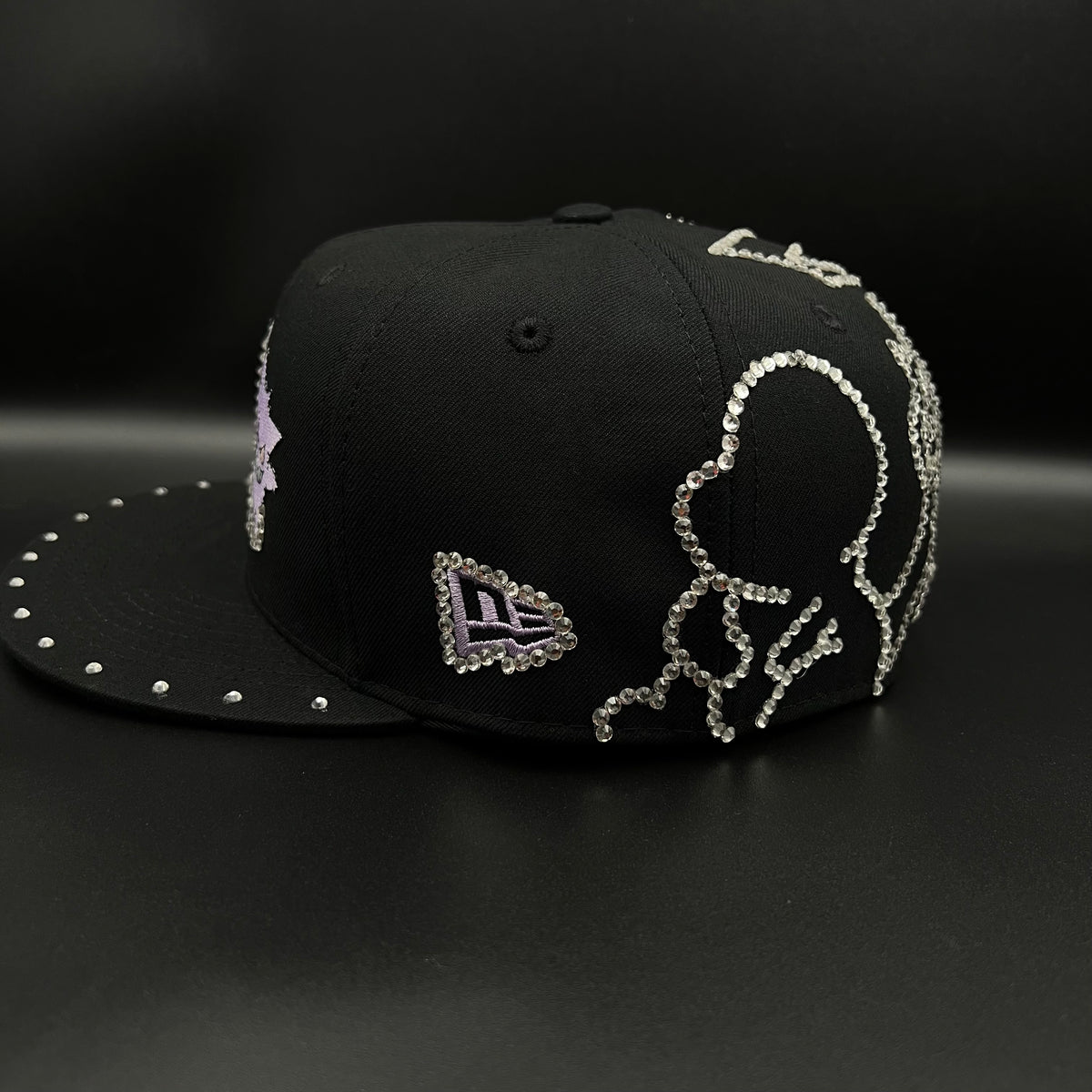 Gorra cerrada talla 7 3/8 Customizado en pedrería pieza 1 of 1