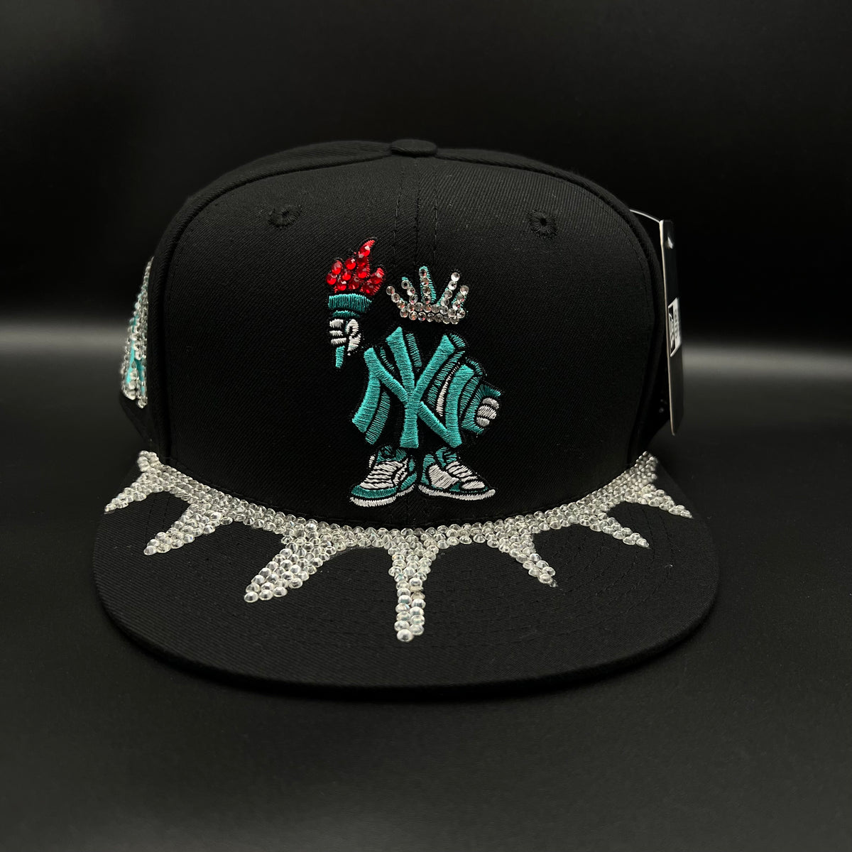 Gorra cerrada talla 7 3/8 Customizado en pedrería pieza 1 of 1