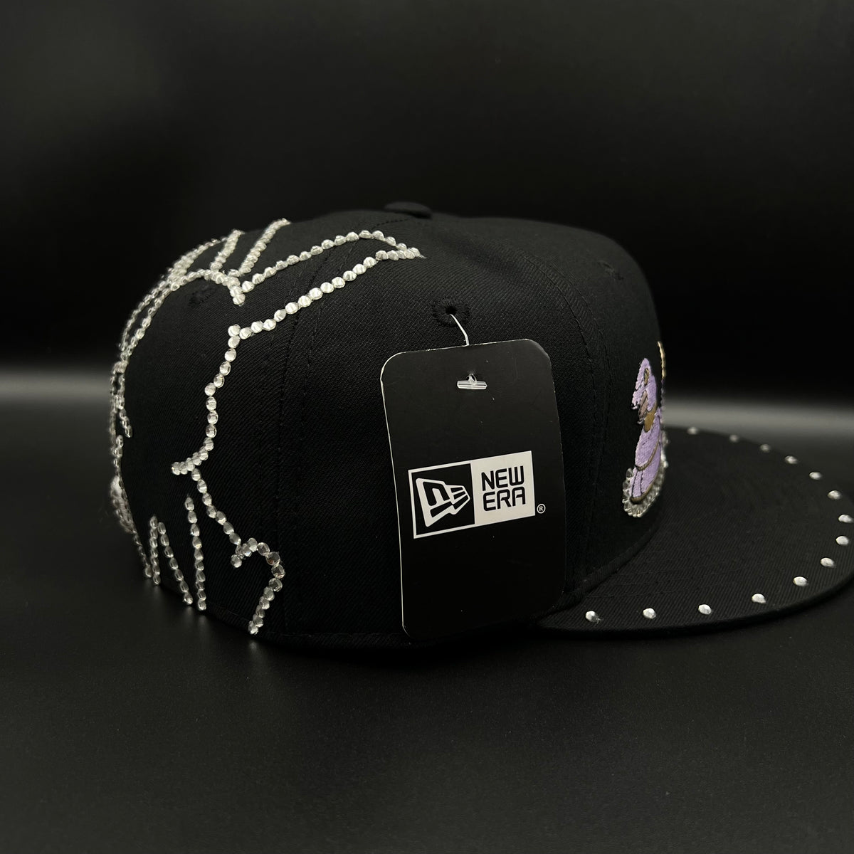 Gorra cerrada talla 7 3/8 Customizado en pedrería pieza 1 of 1