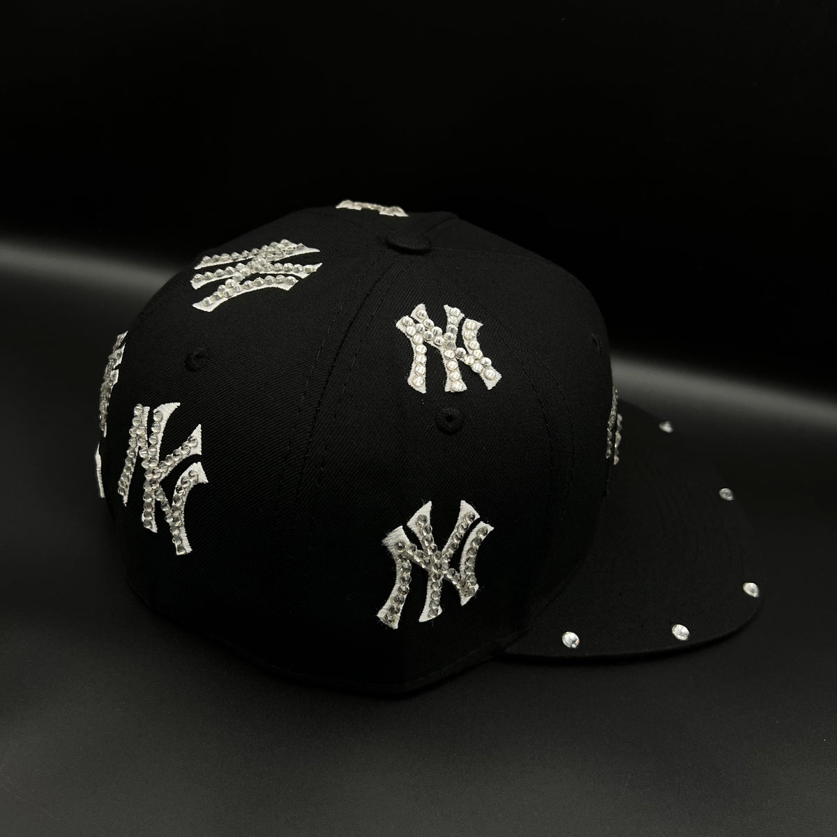 Gorra cerrada talla 7 1/2 Customizado en pedrería pieza 1 of 1