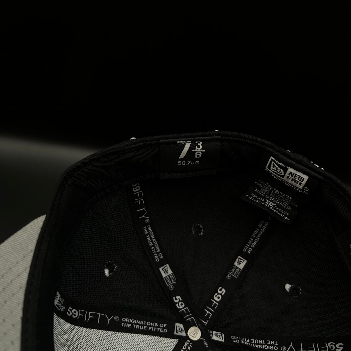 Gorra cerrada talla 7 3/8 Customizado en pedrería pieza 1 of 1